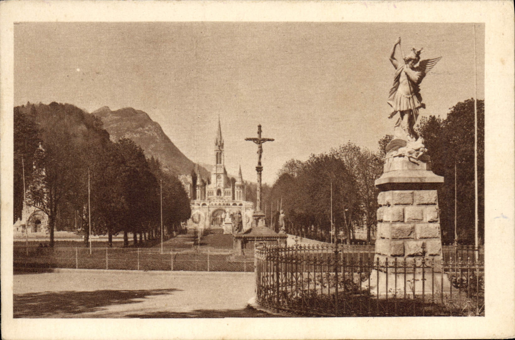 POSTAL Miguel pesado de la VENDIMIA la cruz del bretón y de la basílica