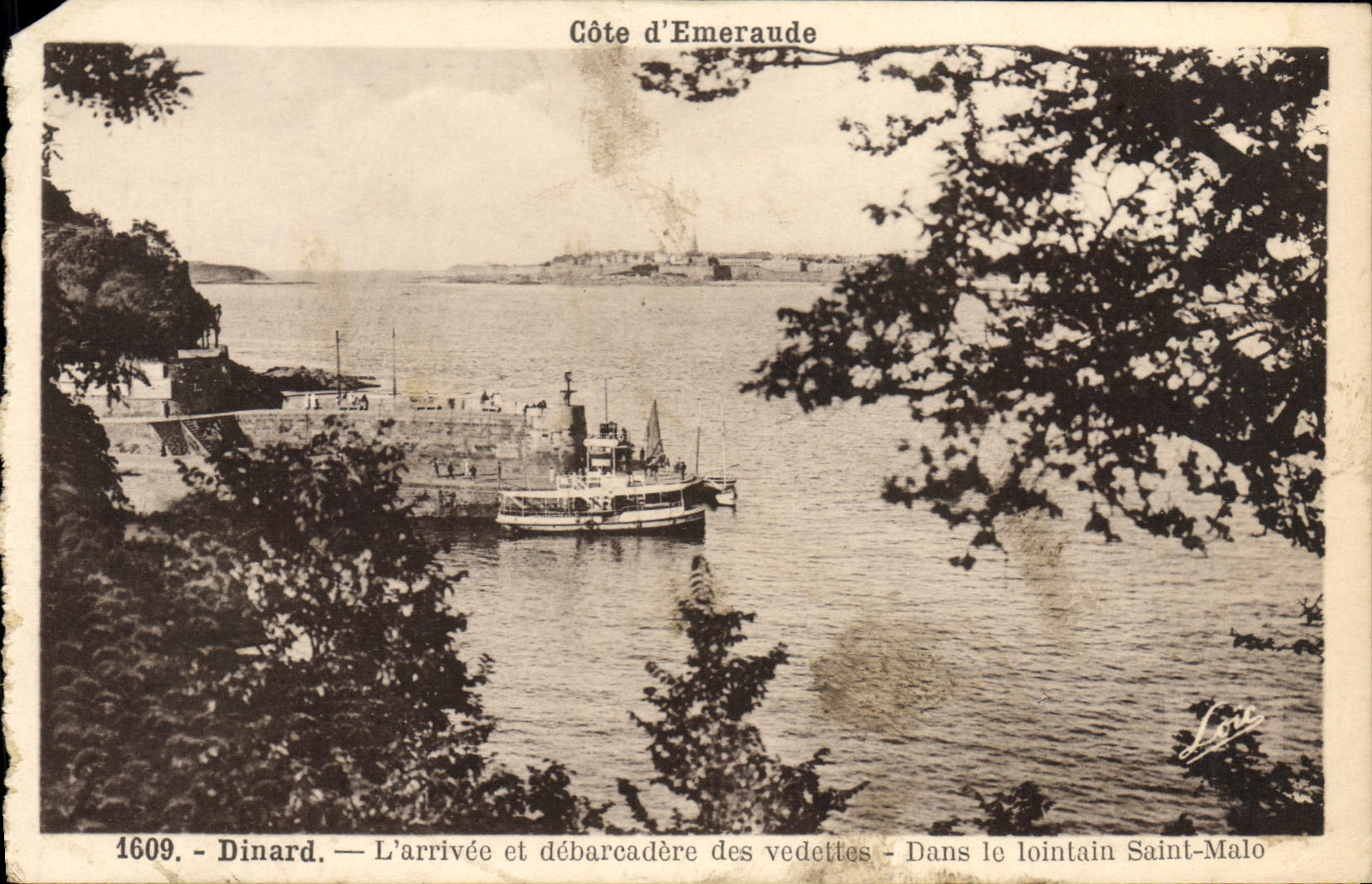 CPA Dinard L'Arrivee et Debarcadere des Vedettes Dans le lointain Saint Malo Bateau