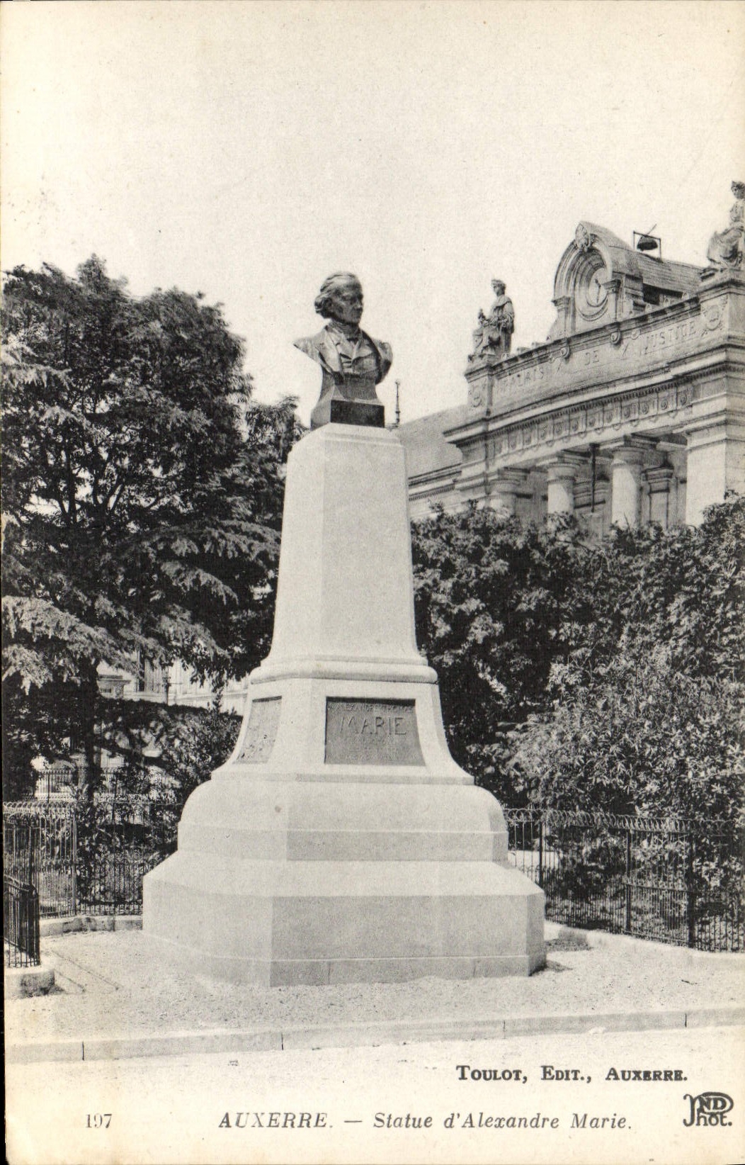 CPA Auxerre Statue d'Alexandre Marie