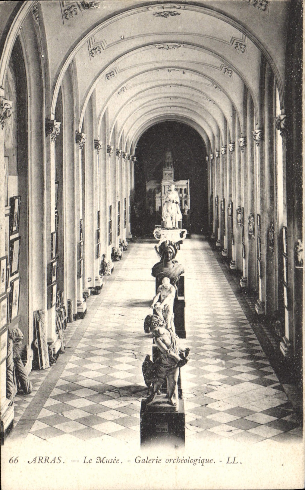 CPA Arras Le Musee Galerie archeologique
