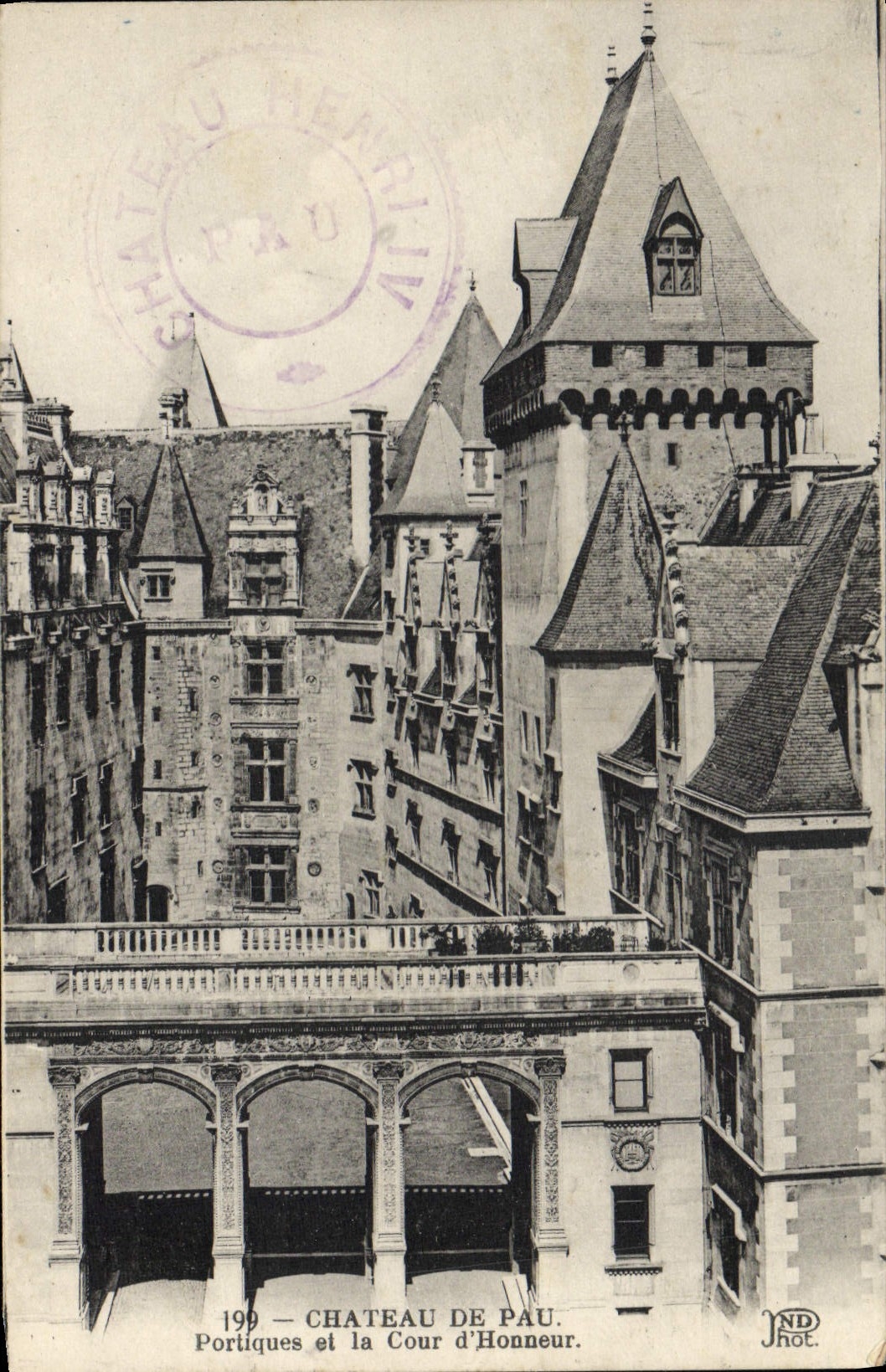 Castillo de la POSTAL de la VENDIMIA de los pórticos de Pau y del patio principal