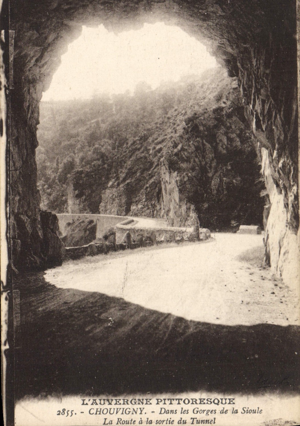 CPA Les Gorges De Chouvigny Dans les gorges de la Sioule la route a la sortie du tunnel