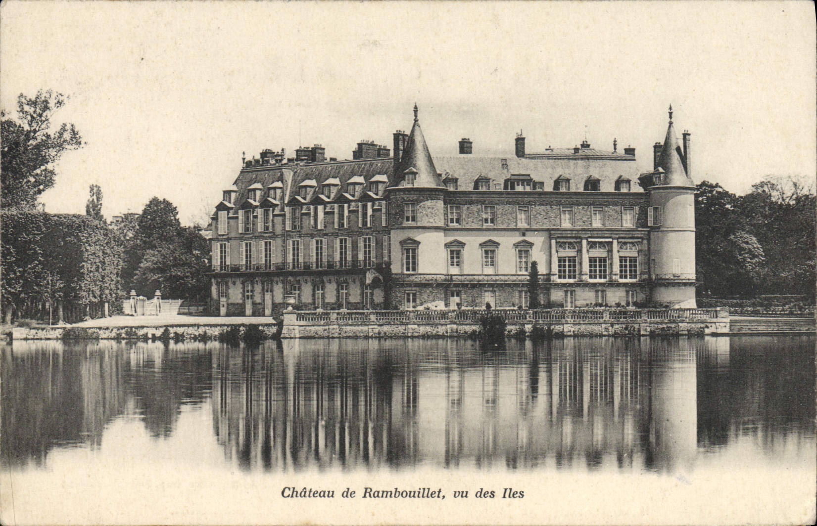 VINTAGE POSTCARD Castle Of Rambouillet Seen Of the Islands