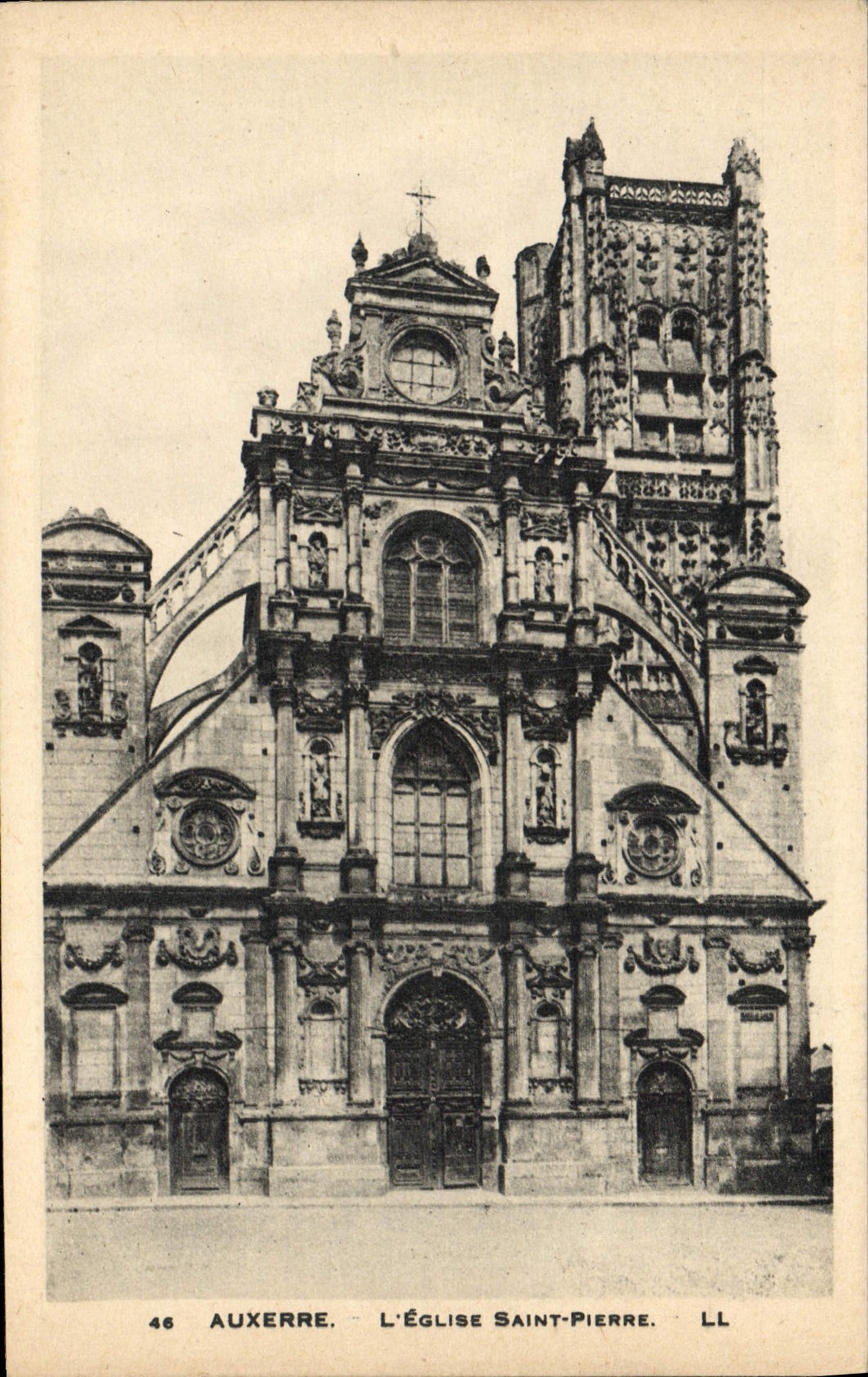 CPA Auxerre L'Eglise Saint Pierre