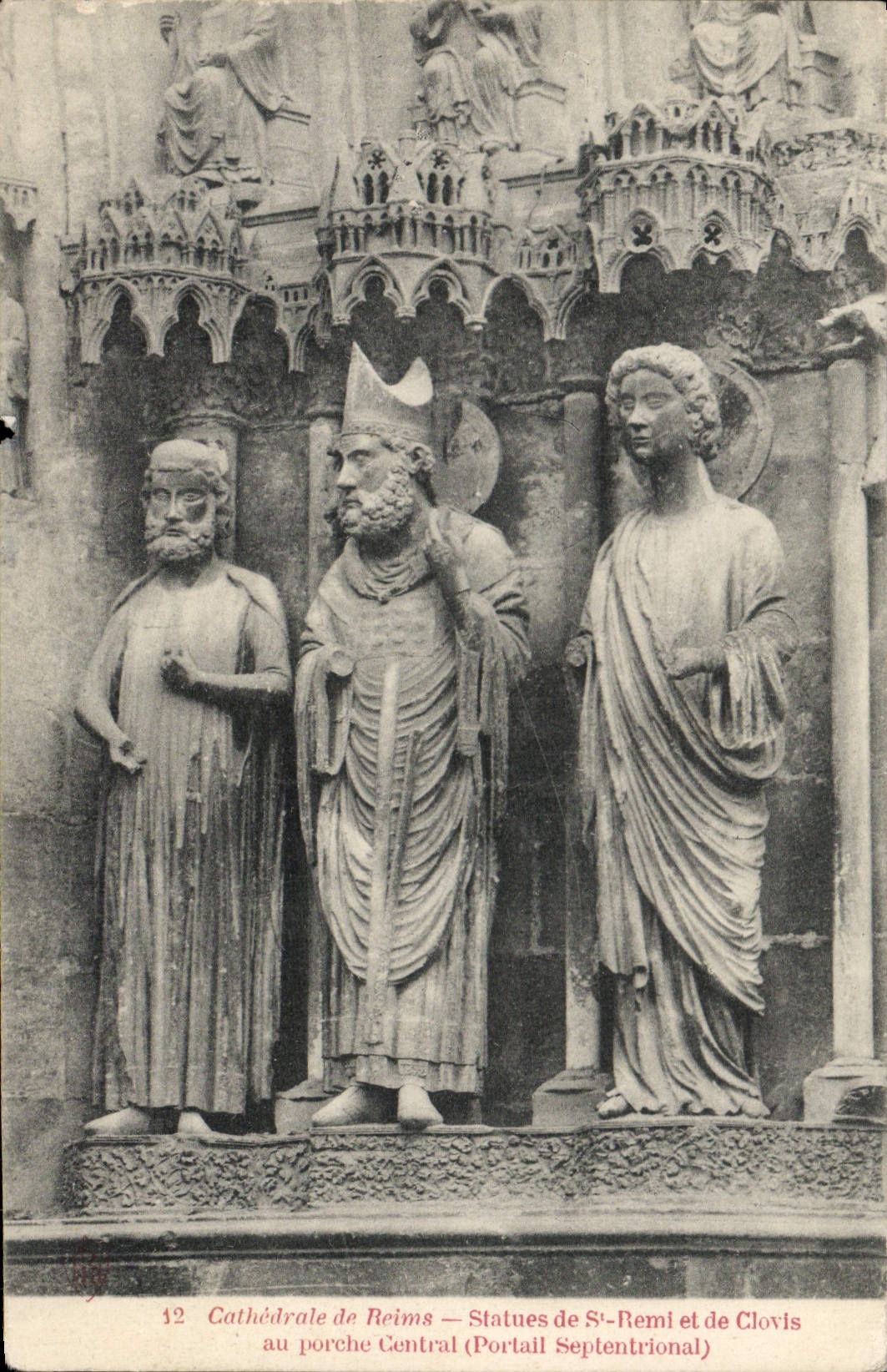 Estatuas de Reims de la POSTAL de la VENDIMIA de St Remi y Clovis a la puerta septentrional del pórtico central