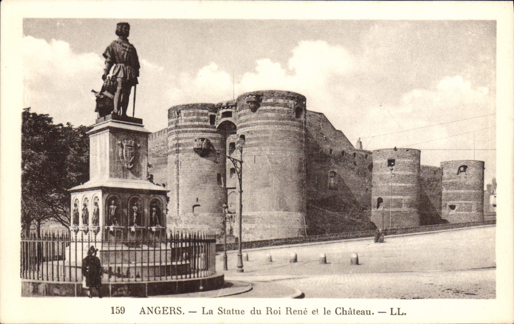 CPA Angers La Statue Du Roi Rene Et Le Chateau