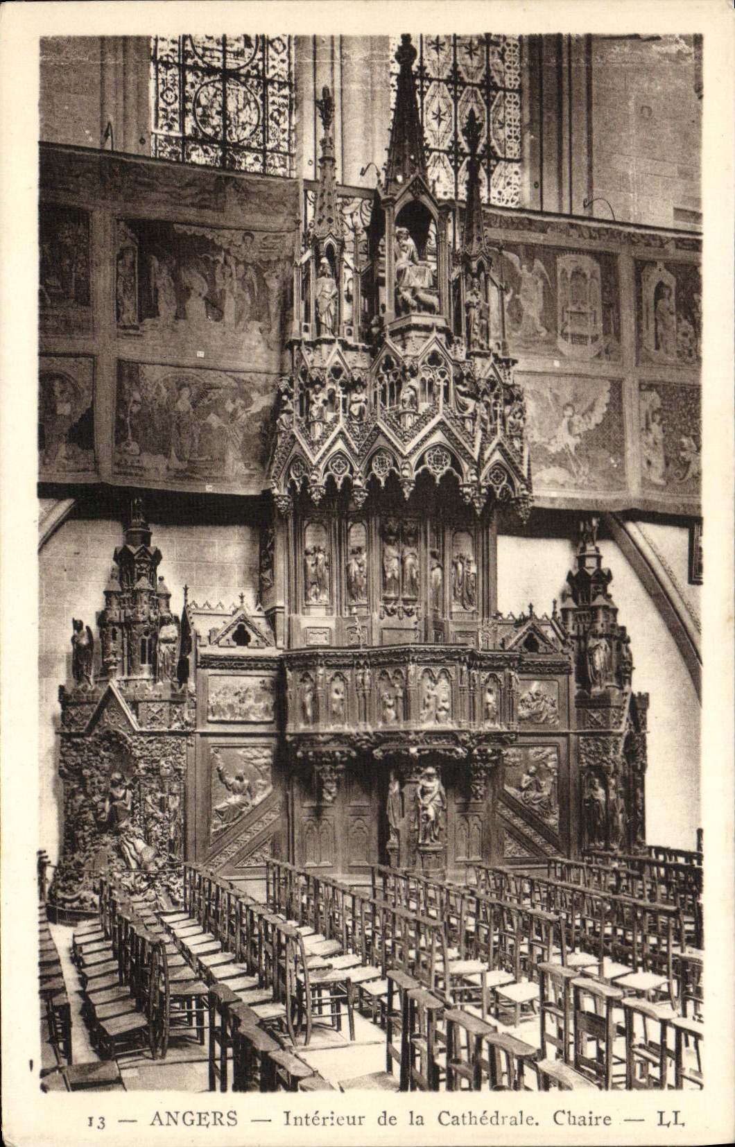 El interior de la POSTAL de la VENDIMIA encoleriza del púlpito de la catedral
