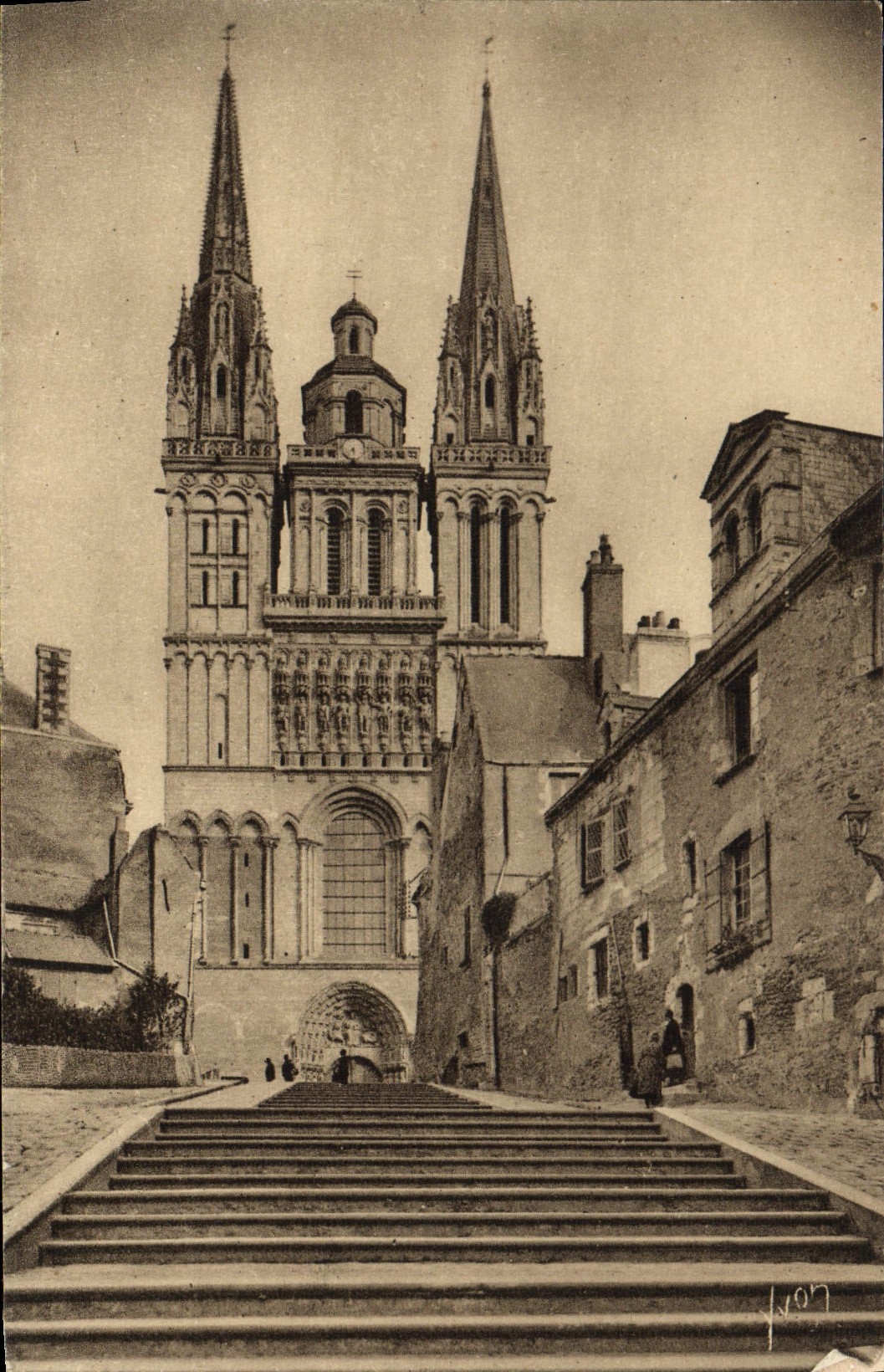 CPA Angers La Cathedrale Et La Montee St Maurice