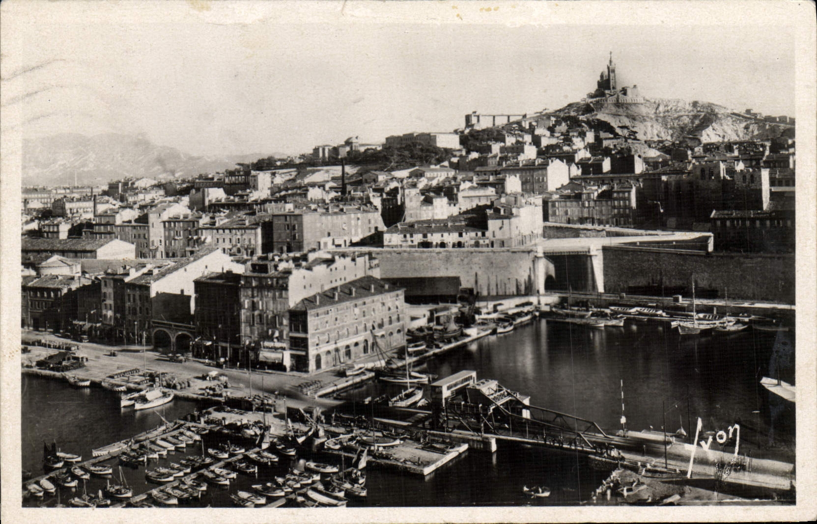 CPA Marseille Le Vieux Port et ND de la Garde Bateaux