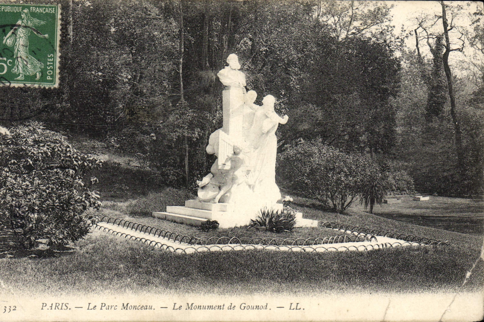 VINTAGE POSTCARD Paris the Park Heap the Monument De Gounod