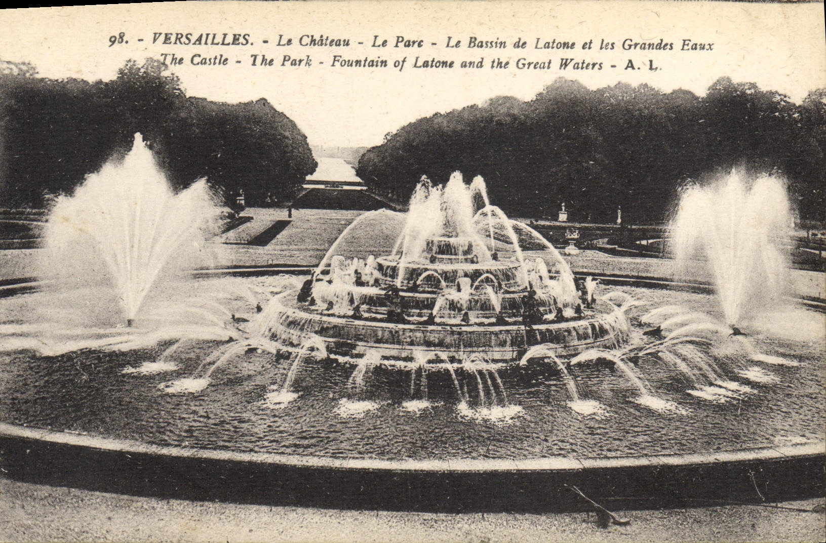 VINTAGE POSTCARD Versailles the Castle the Park Basin of Latone and large water