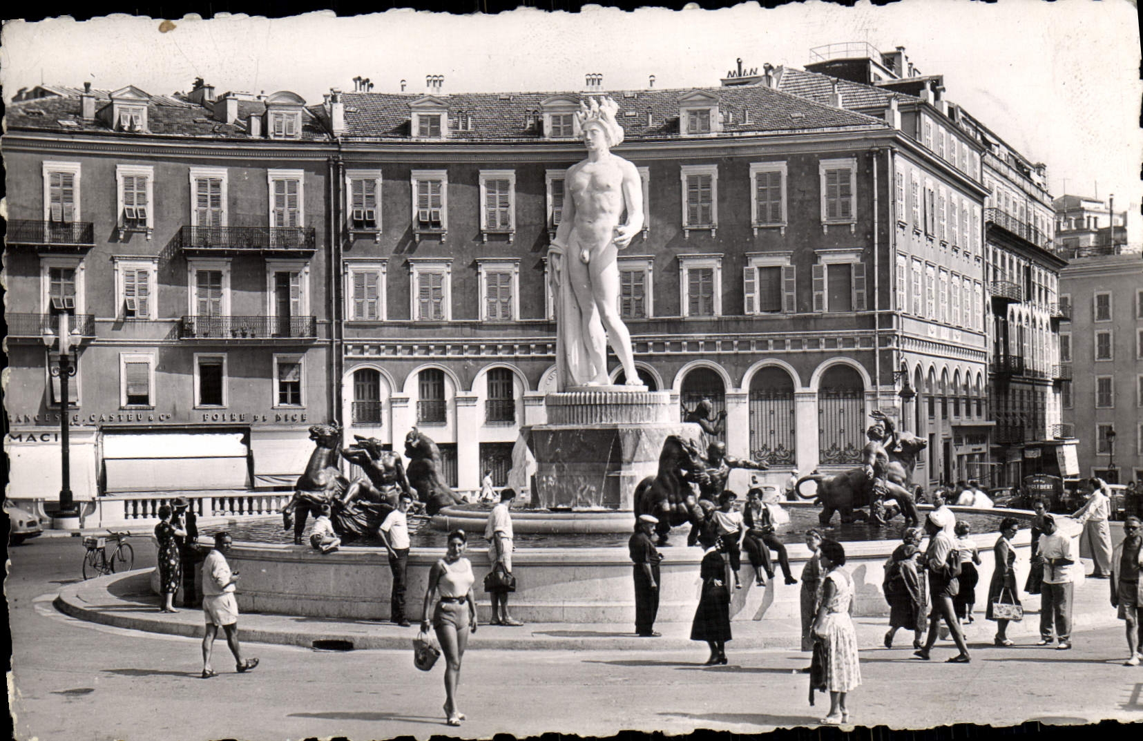 CPM Nice La Place Massena et la fontaine lumineuse du Dieu Soleil Janniot