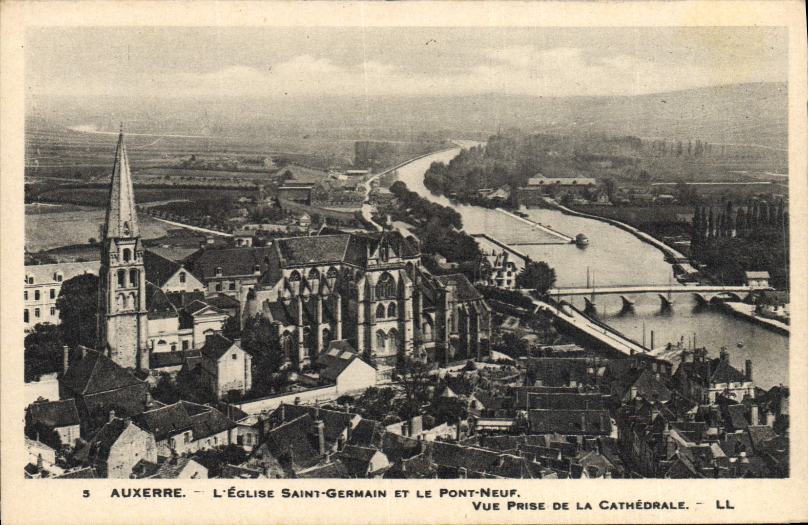 CPA Auxerre L'Eglise Saint Germain et le Pont Neuf Vue prise de la cathedrale