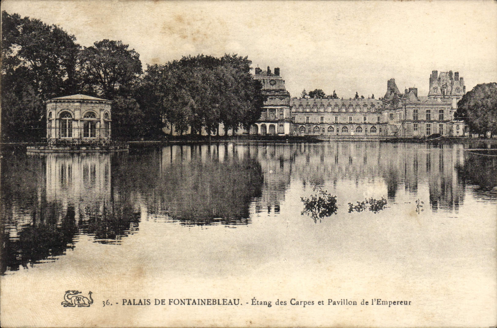 VINTAGE POSTCARD Palate De Fontainebleau Pond Of Carps And House De I' Empereur