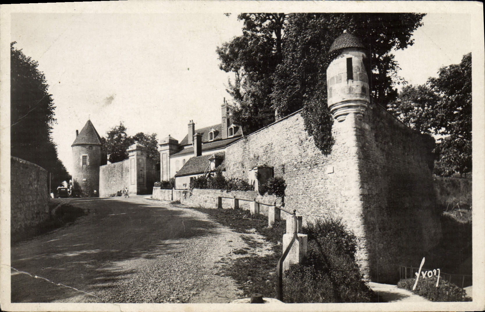 CPM Avallon La Petite Porte Et Tour Gaujard