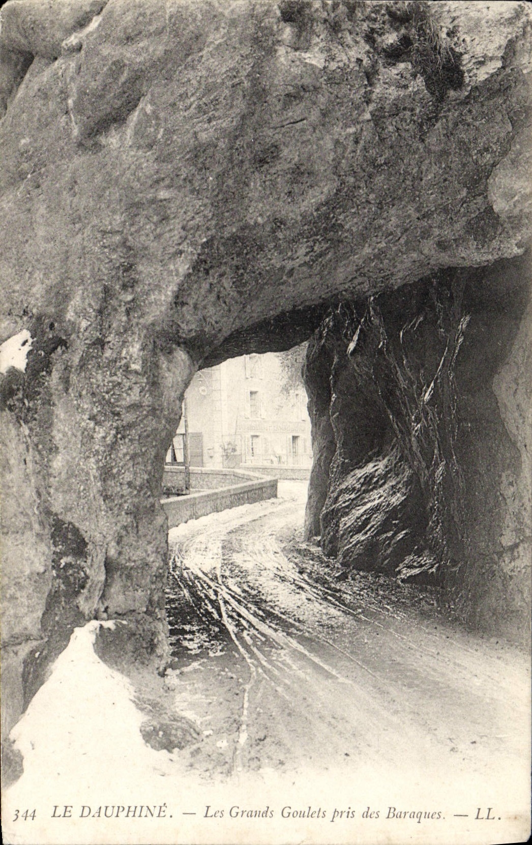 VINTAGE POSTCARD Dauphine Great Narrow parts taken of the Huts