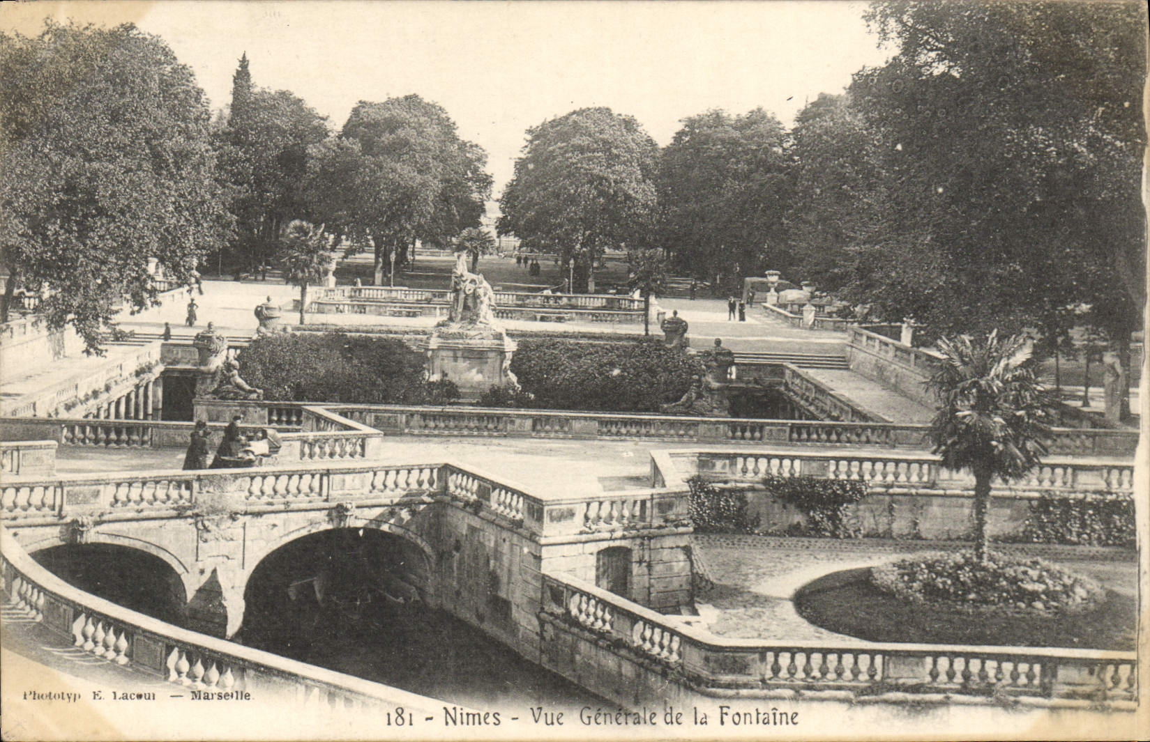 CPA Nimes Vue Generale De La Fontaine