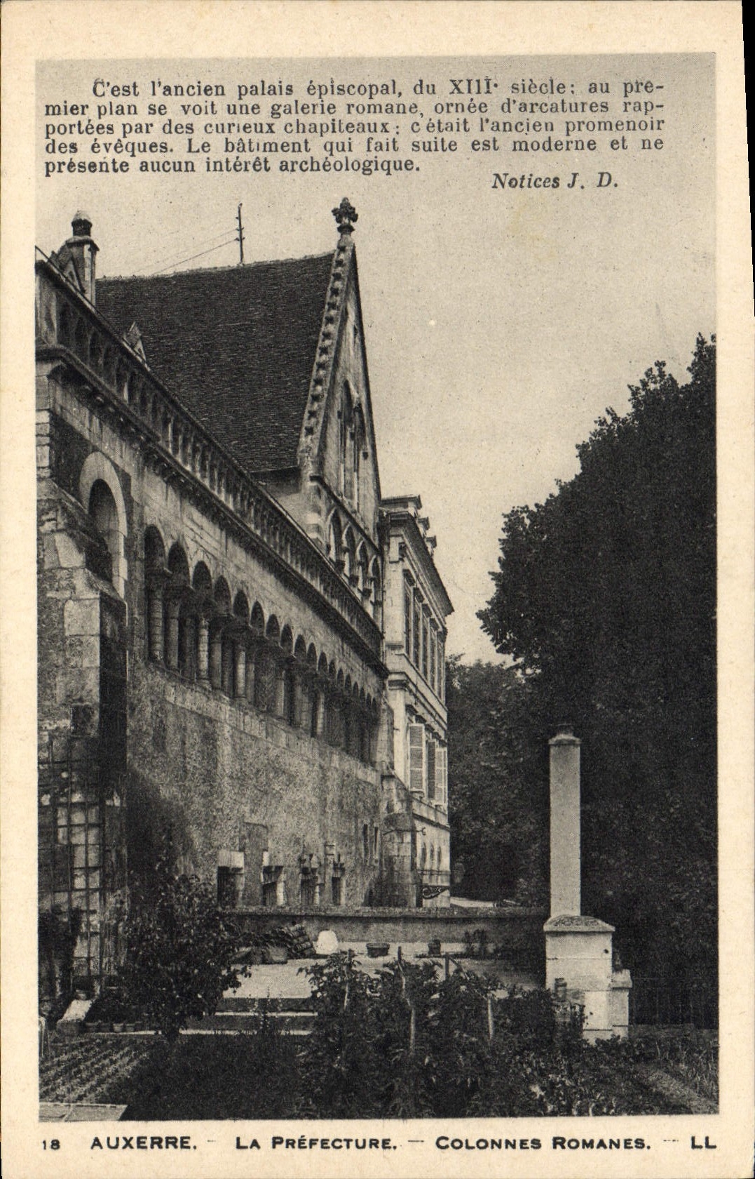 CPA Auxerre La Prefecture Colonnes Romanes