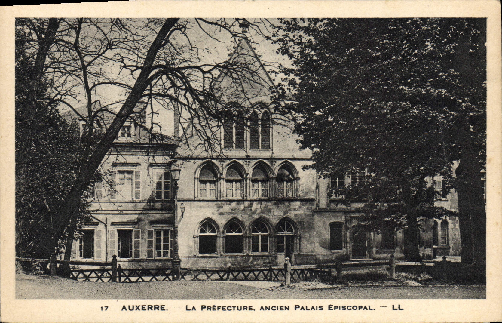 CPA Auxerre La Prefecture Ancien Palais Episcopal