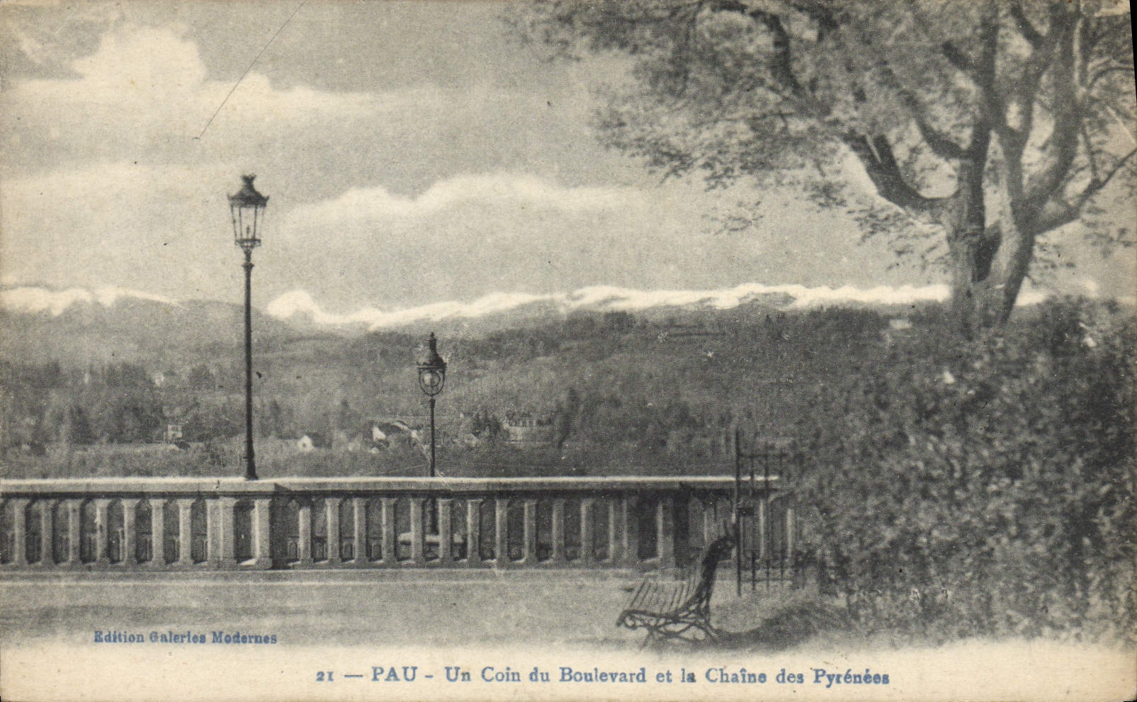 POSTAL Pau de la VENDIMIA una esquina del bulevar y la cadena de los Pyrenees