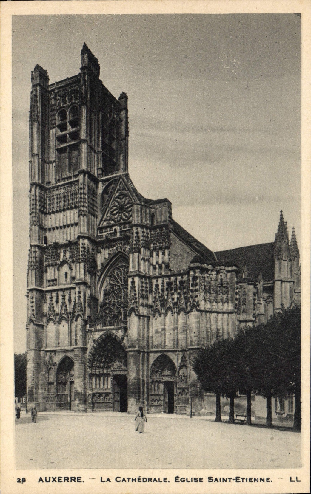 VINTAGE POSTCARD Auxerre the Cathedral Church Etienne Saint