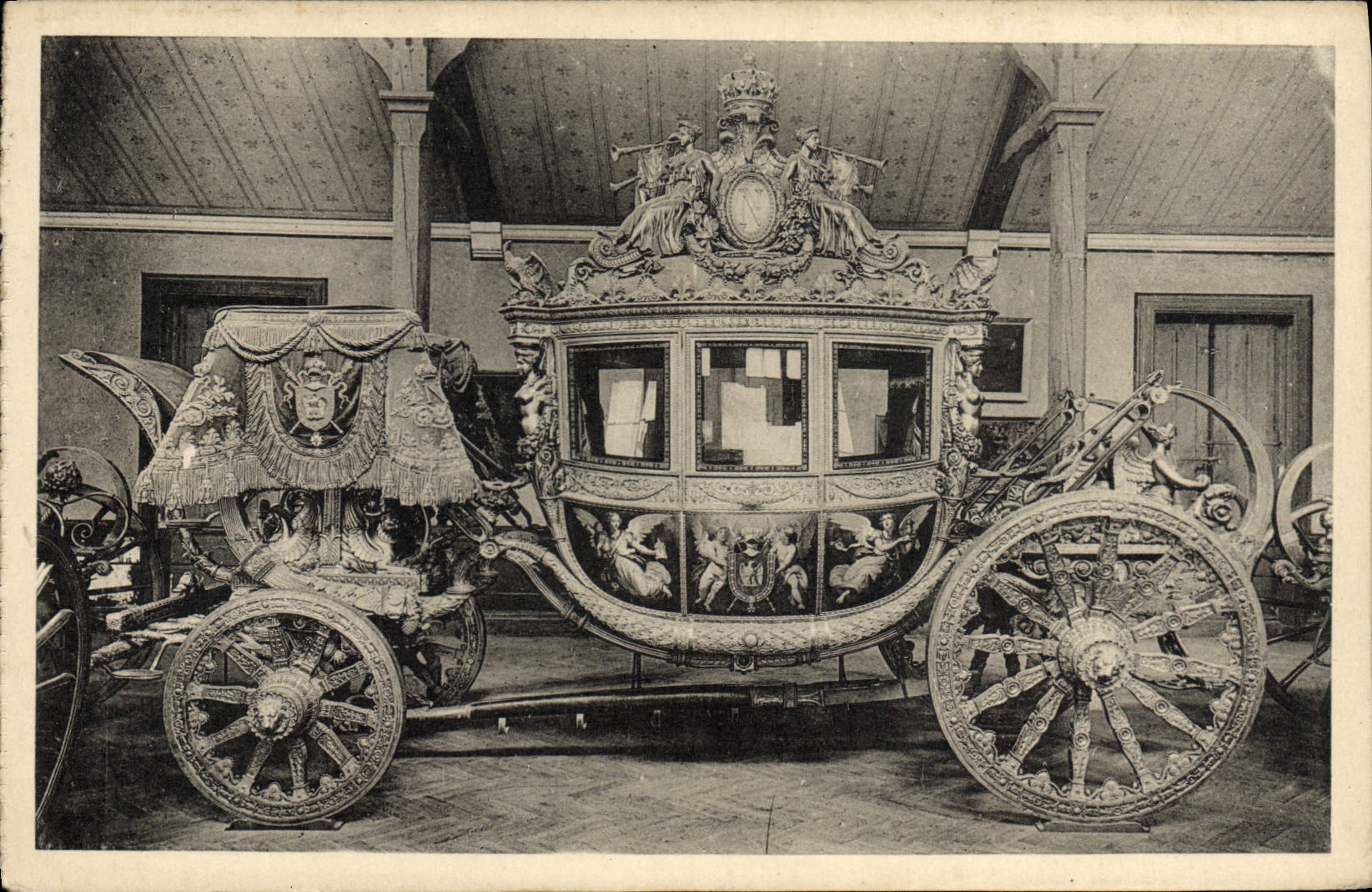 VINTAGE POSTCARD Trianon Museum Of the Cars the car of the Versailles sacring