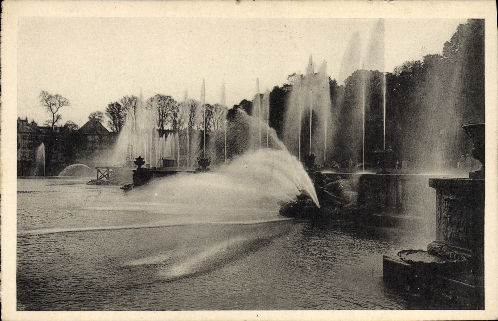 CPA Parc De Versailles Grandes eaux Le bassin de Neptune