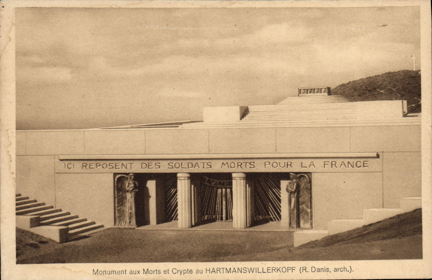 CPA Hartmanswillerkopf Monument aux morts et crypte Militaria