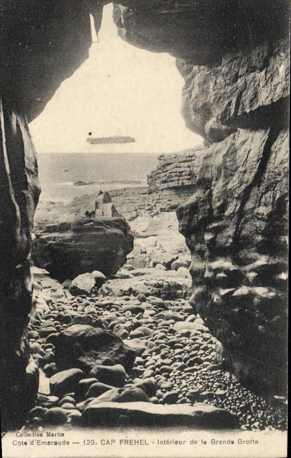 CPA Cap Frehel Interieur de la grande grotte