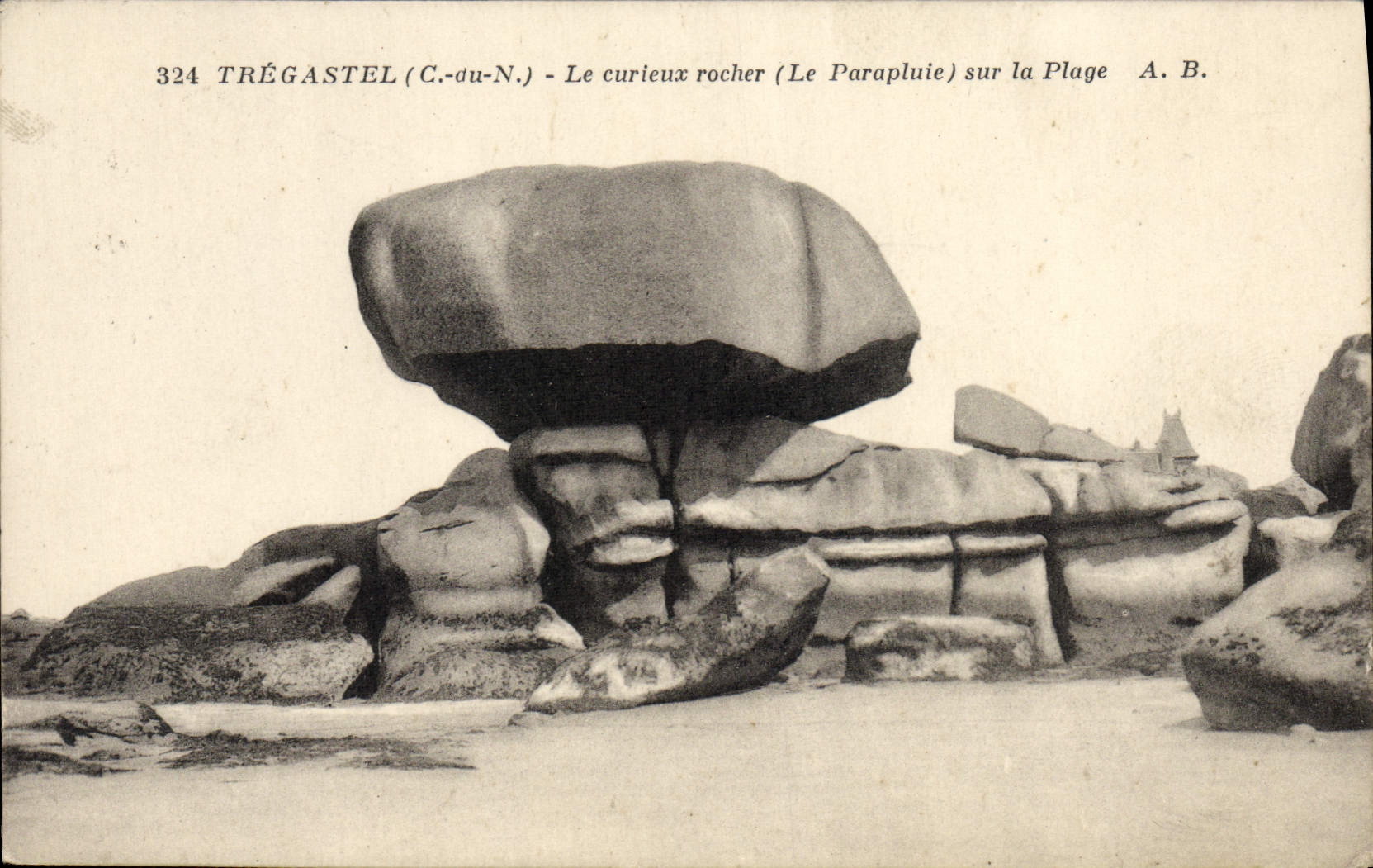 CPA Tregastel Le Curieux Rocher sur la plage Le parapluie
