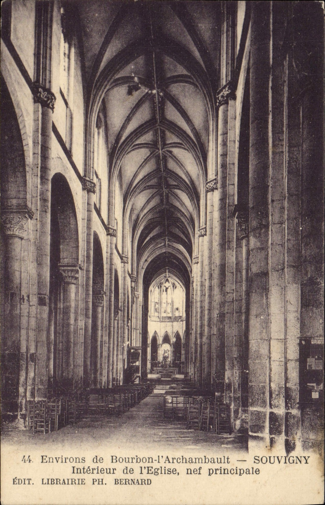 CPA Environs De Bourbon I'Archambault Souvigny Interieur de l'eglise Nef principale