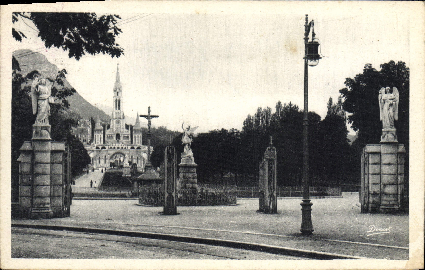 Entrada pesada de la POSTAL de la VENDIMIA de la explanada