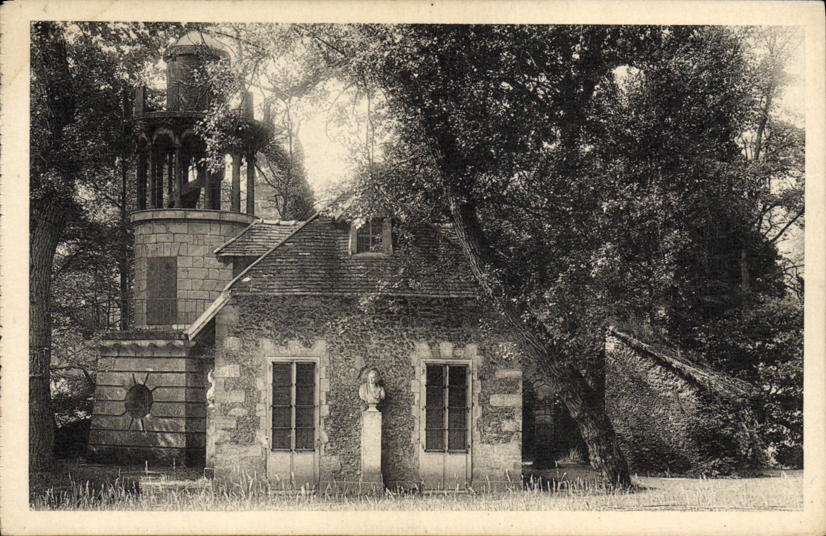 CPA Hameau Du Petit Trianon La laiterie et la tour de Malborough