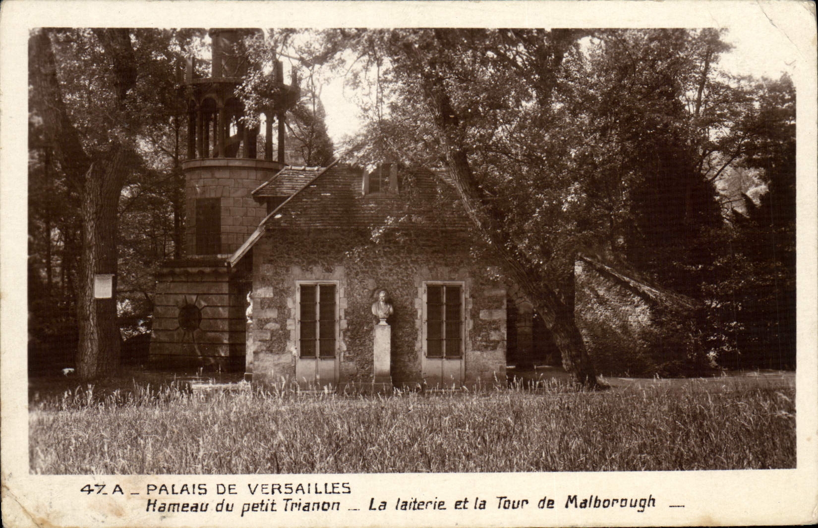 CPA Versailles Palais Hameau du Petit Trianon La laiterie et la tour de Malborough
