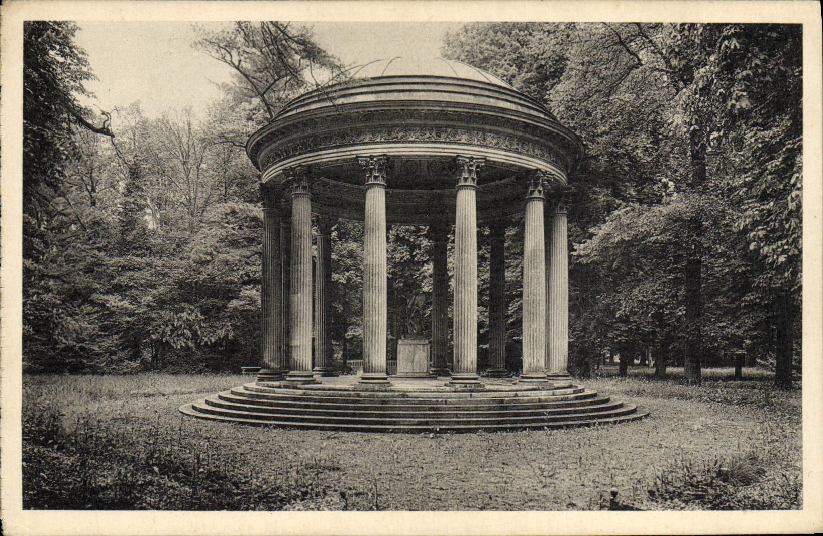 CPA Versailles Petit Trianon Le temple de l'amour
