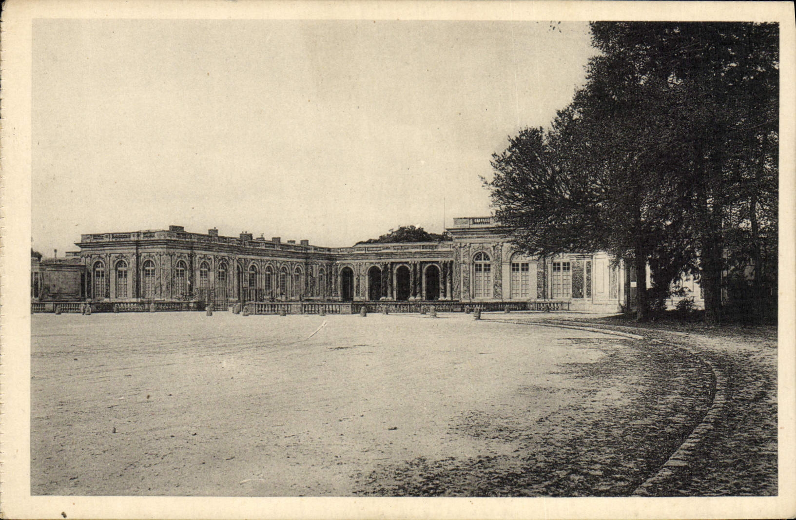 VINTAGE POSTCARD Large Trianon Frontage on the Versailles court