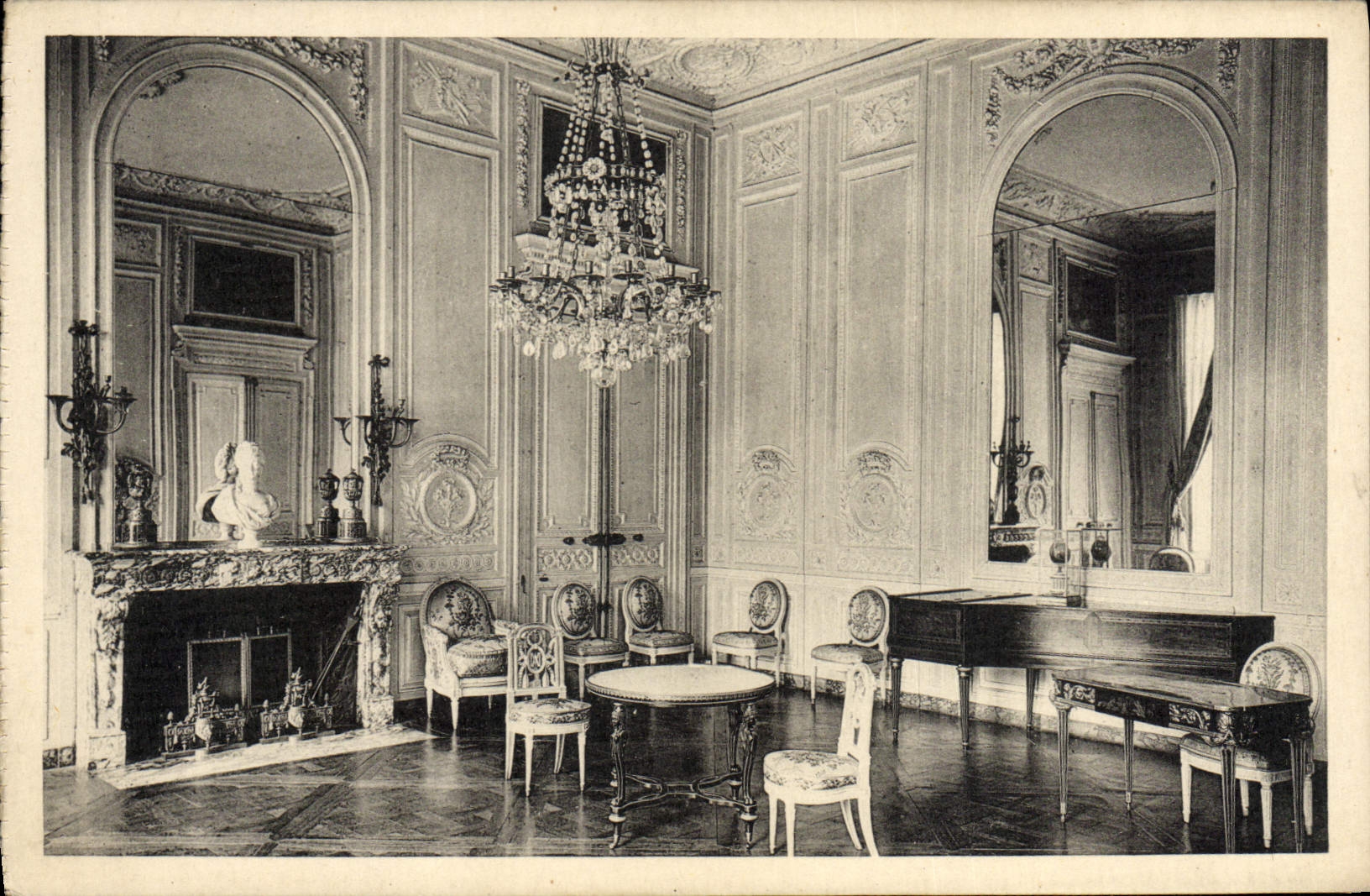 VINTAGE POSTCARD Small Trianon the Living room