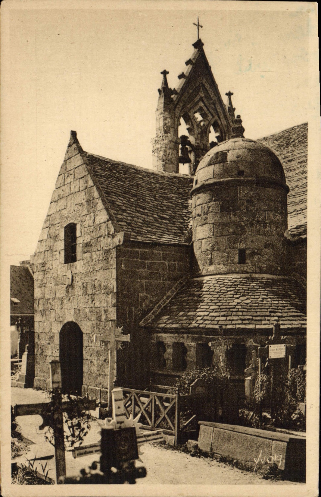 CPA Tregastel L'Eglise et l'ossuaire