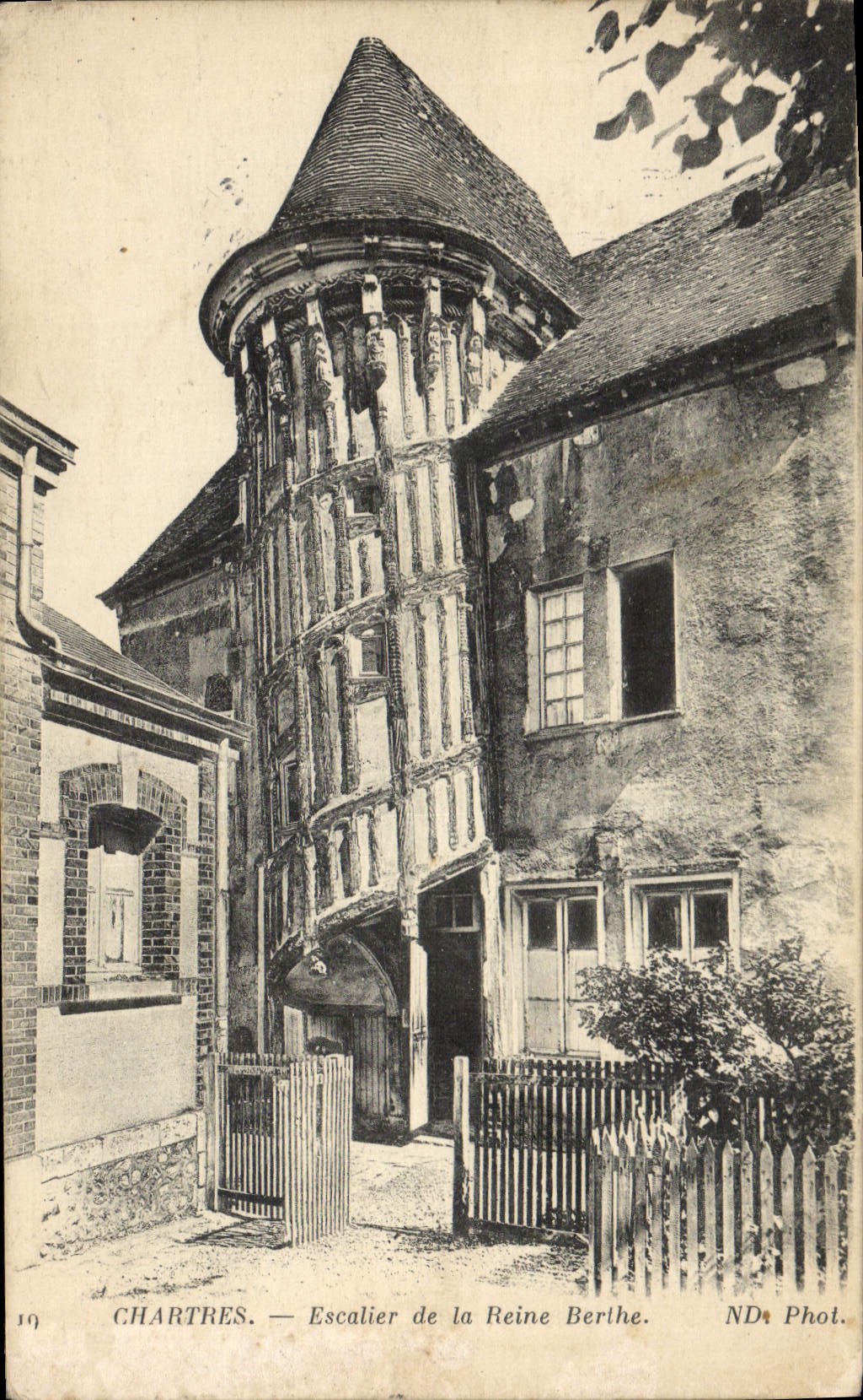 Escalera de Chartres de la POSTAL de la VENDIMIA de la reina de Berthe