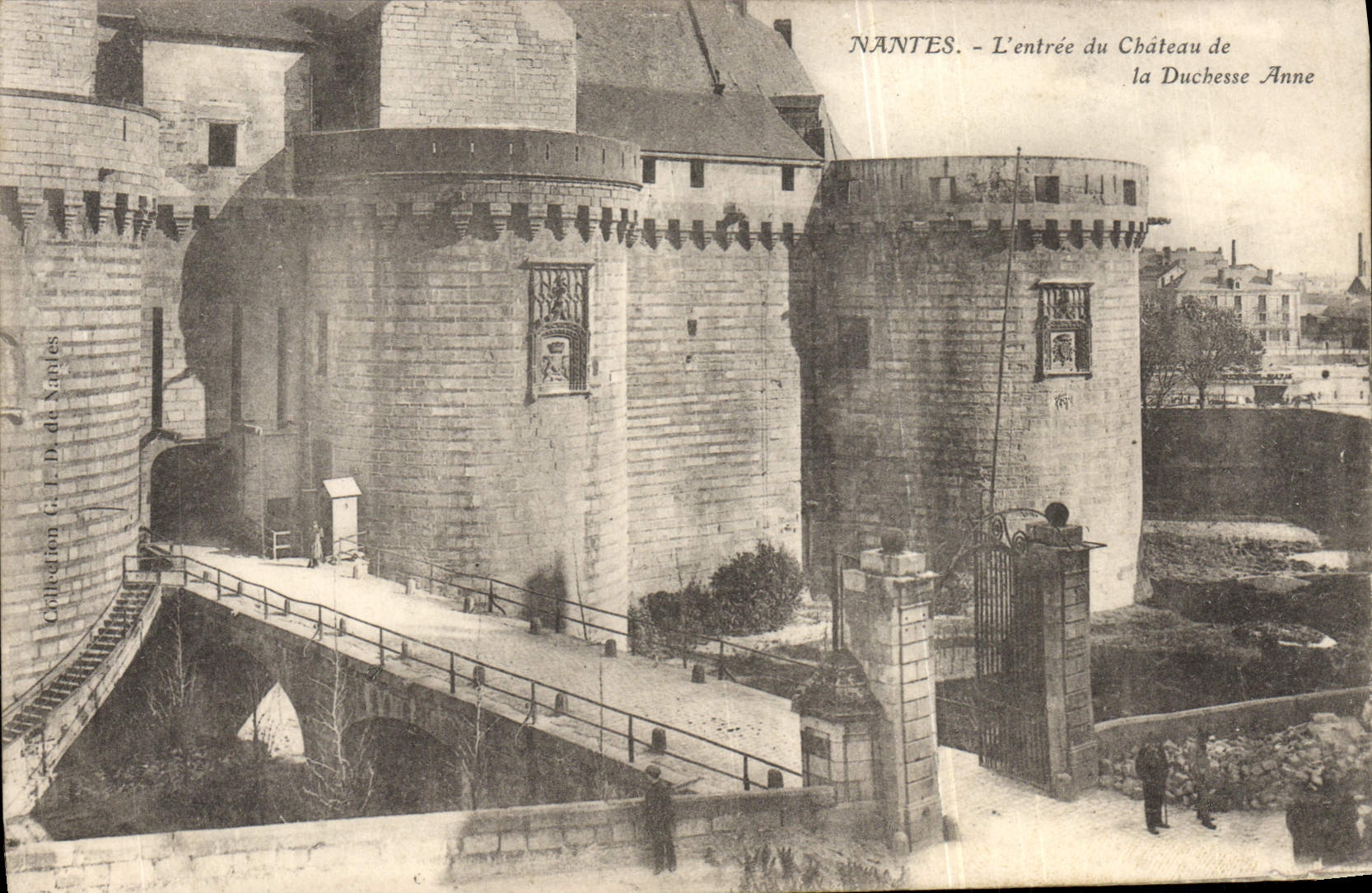 VINTAGE POSTCARD Nantes the Entry of the Castle of the Duchess Anne