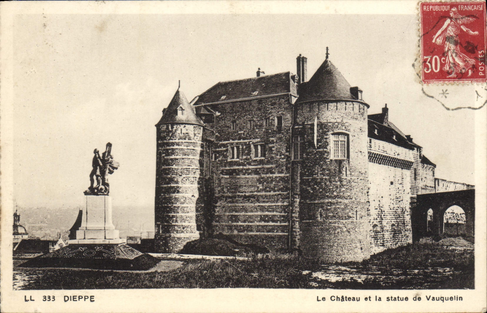 CPA Dieppe Le Chateau et la Statue de Vauquelin