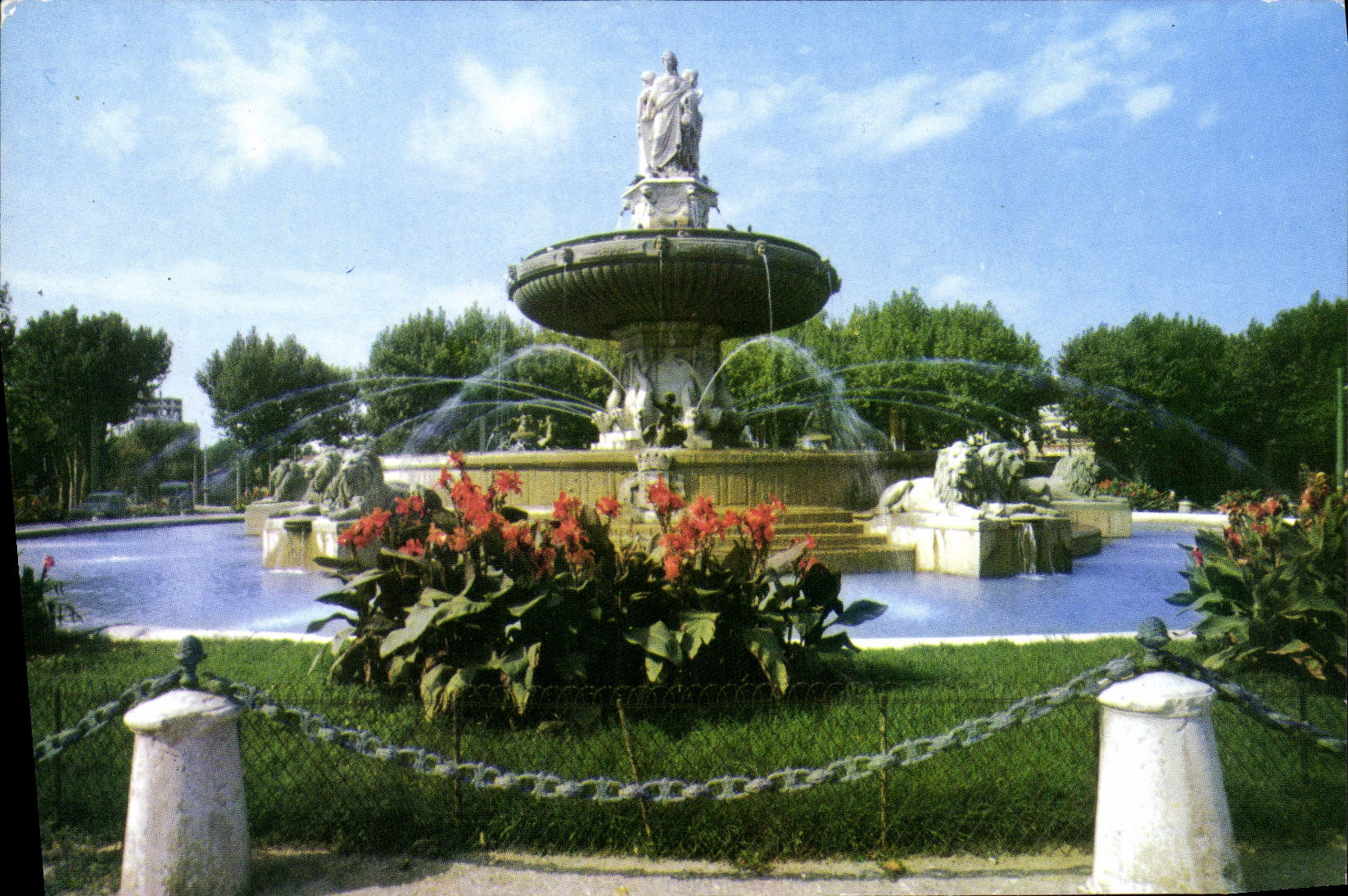 CPM Aix En Provence La grande Fontaine Sur La Rotonde