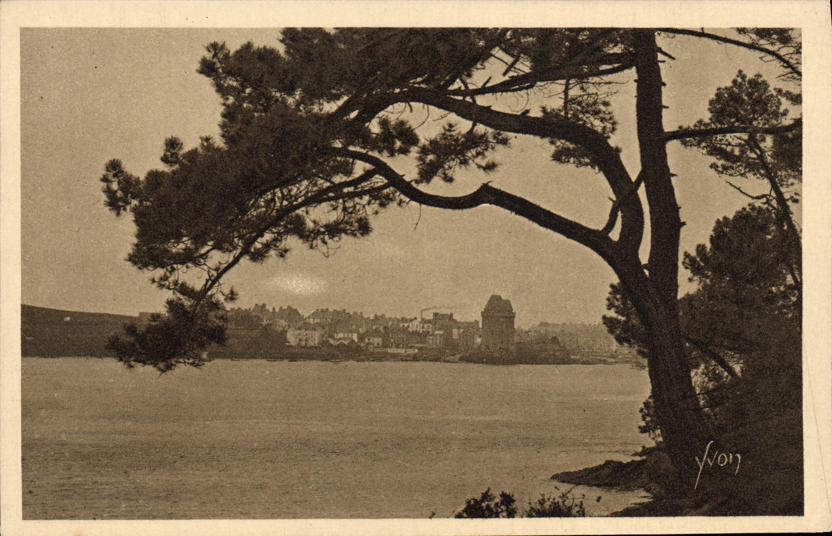 CPA Dinard et sa Vicomte Dans le Fond St Malo