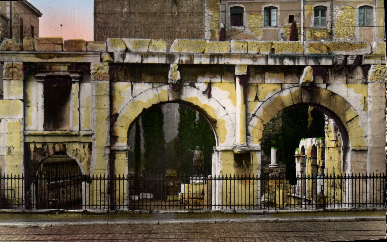 POSTAL Nimes de la VENDIMIA la puerta Auguste
