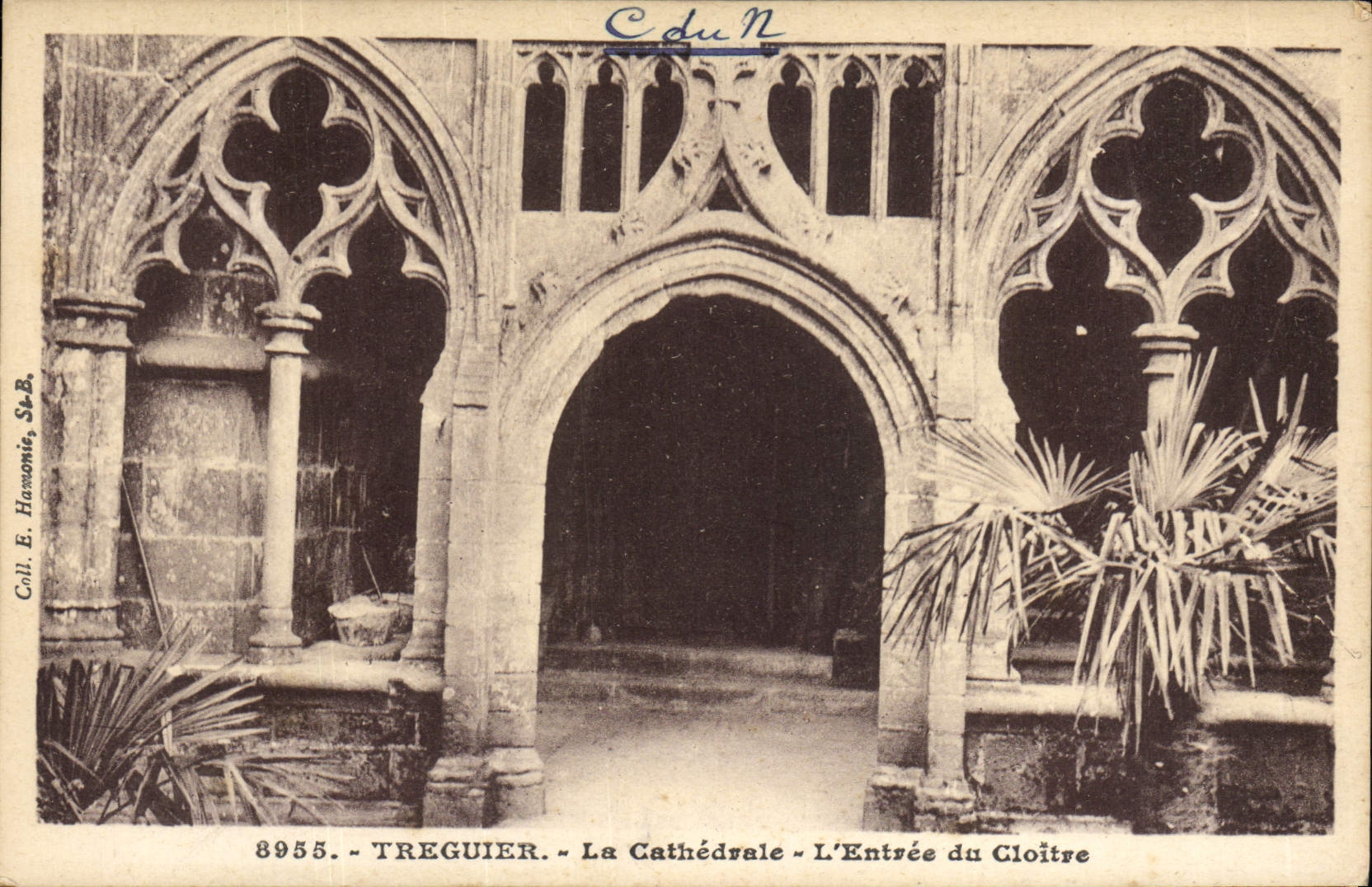 CPA Treguier La Cathedrale L'Entree du Cloitre