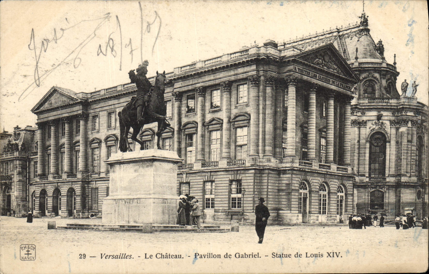 CPA Versailles Le Chateau Pavillon de Gabriel Statue de Louis XIV