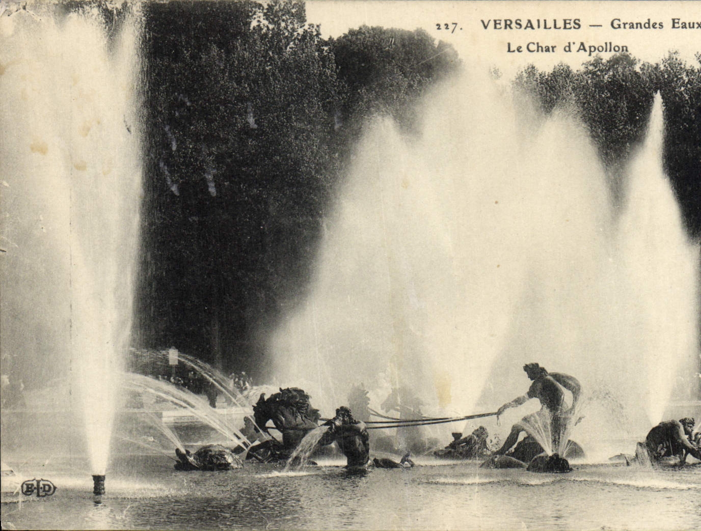 VINTAGE POSTCARD Versailles Grandee Water the Tank of Apollo