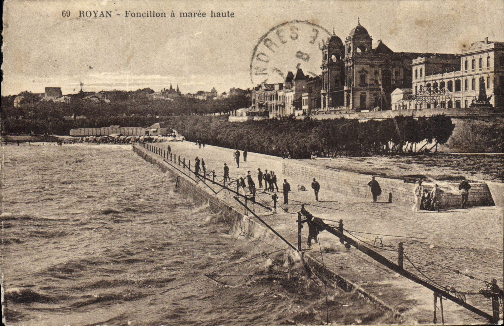 VINTAGE POSTCARD Royan Foncillon has High tide