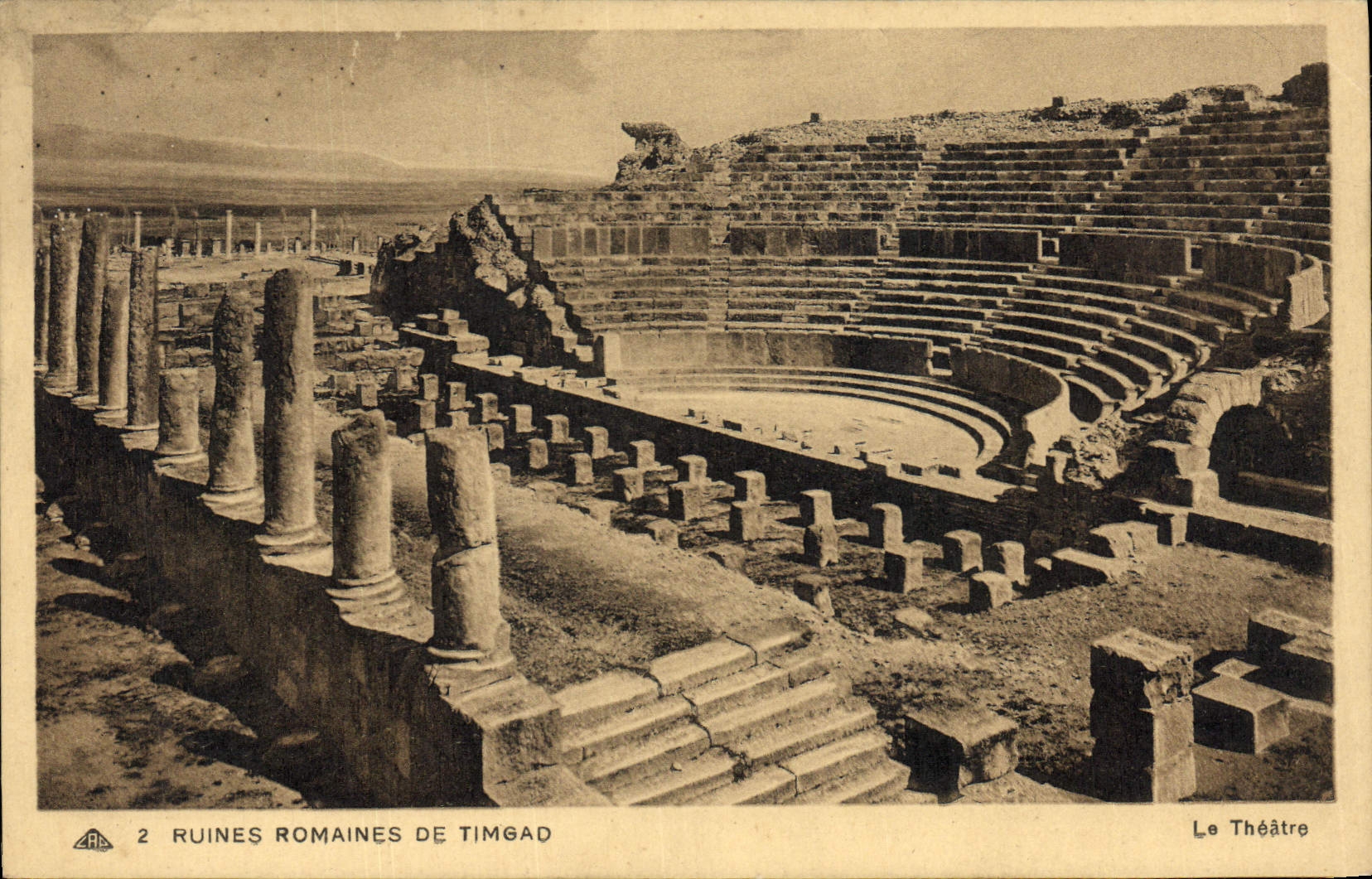 Ruinas romanas De Timgad de la POSTAL de la VENDIMIA el teatro