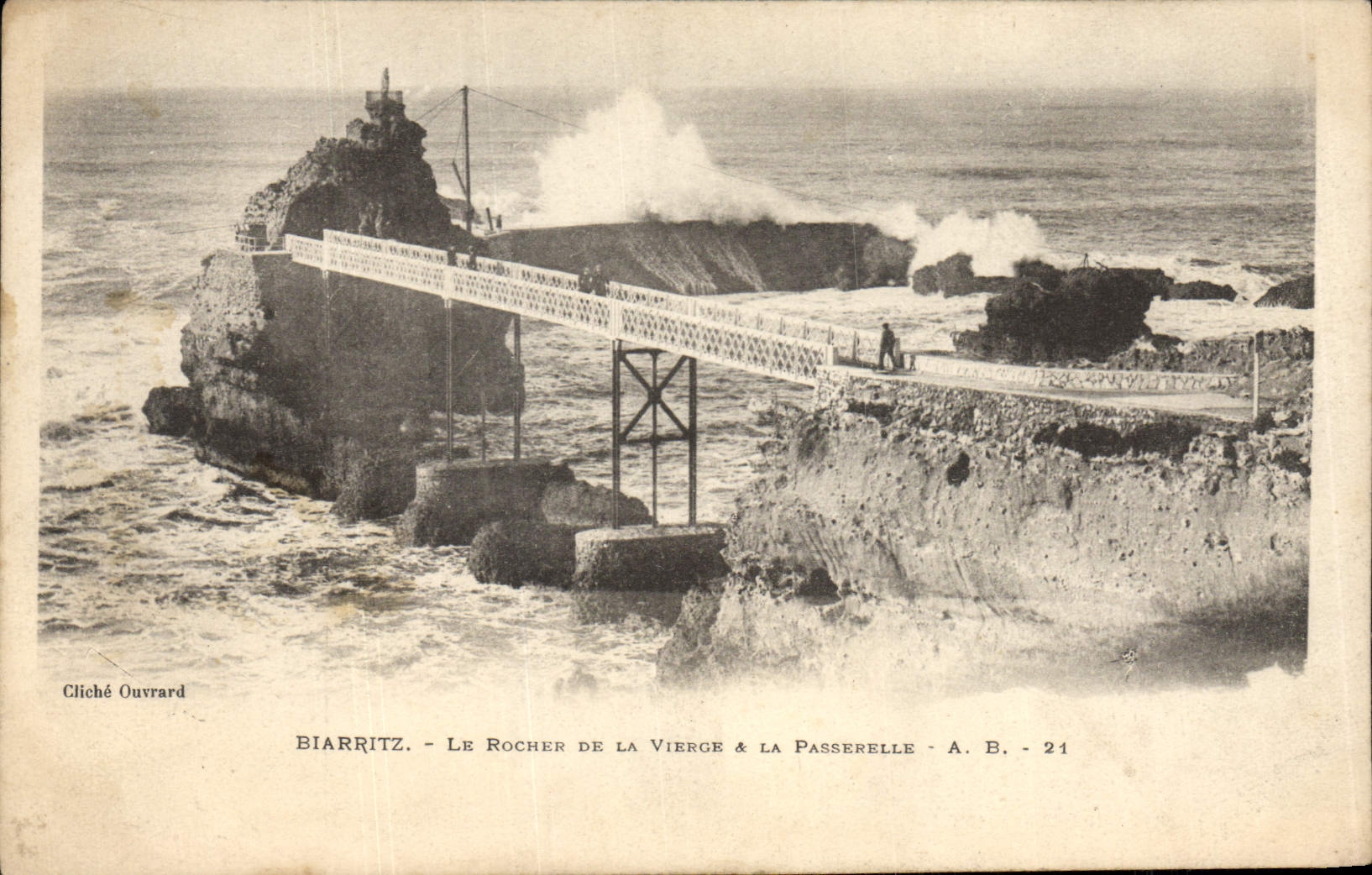 CPA Biarritz Le Rocher De La Vierge et la passerelle